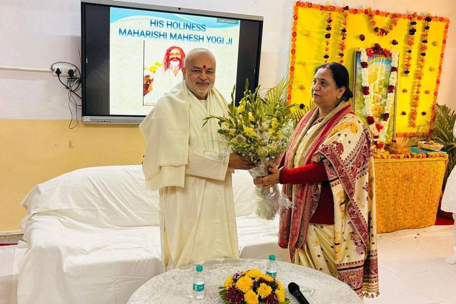 A workshop on the Vedic Divine Technique was organized at Maharishi Vidya Mandir, Sector-36, Noida.  Teachers and other staff members received instruction and guidance on this simple and effective technique from Vedvidya Martand Brahmachari Girish Ji, Chairman of the Maharishi Educational Institutions Group.
