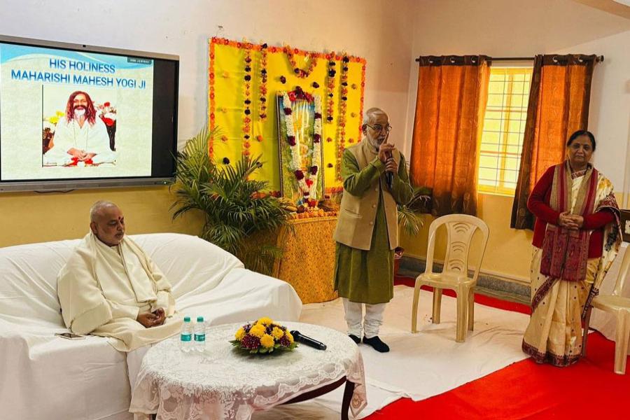 A workshop on the Vedic Divine Technique was organized at Maharishi Vidya Mandir, Sector-36, Noida.  Teachers and other staff members received instruction and guidance on this simple and effective technique from Vedvidya Martand Brahmachari Girish Ji, Chairman of the Maharishi Educational Institutions Group.
