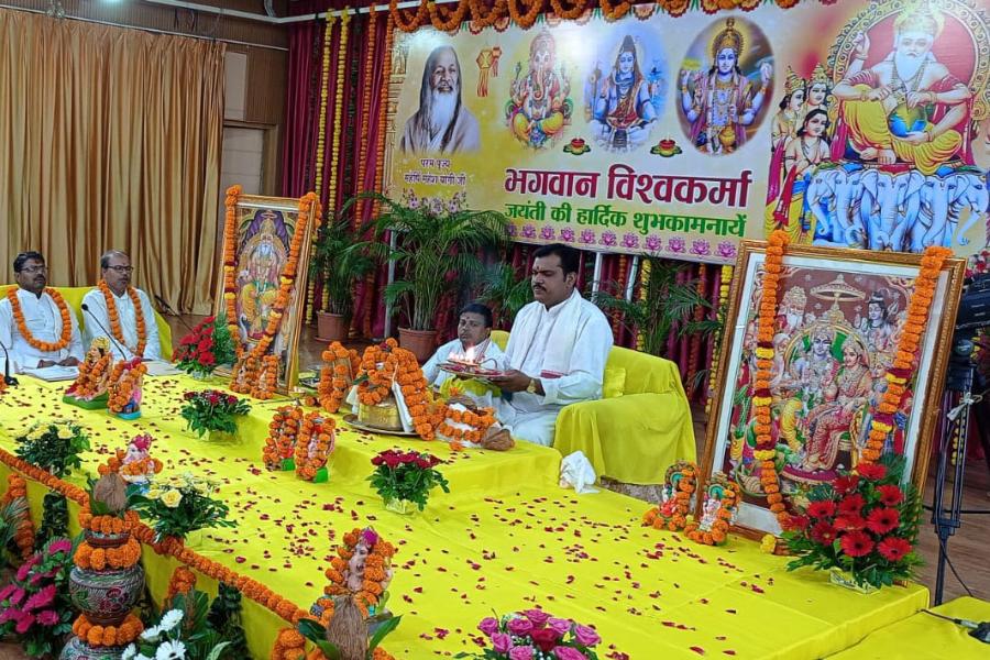 गुरुदेव ब्रह्मानंद सरस्वती आश्रम भोपाल में ब्रह्मचारी गिरीश जी के मार्गदर्शन में वैदिक पंडितों द्वारा विश्वकर्मा पूजन वैदिक विधि विधान से सम्पन्न की गई