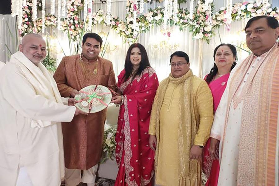 Ved Vidya Martand Brahmachari Girish ji has attended marriage reception of dear Alok and Shruti Shrivastava and given his blessings and best wishes.