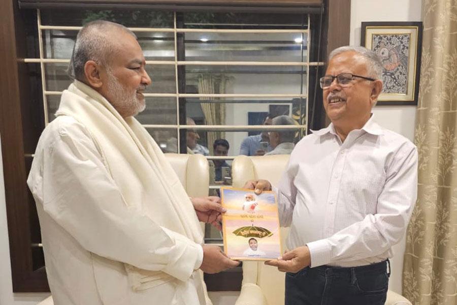 Brahmachari Girish Ji met with Honourable Shri Atulanand Awasthy Ji, Senior Lawyer of Madhya Pradesh High Court and presented his new book.