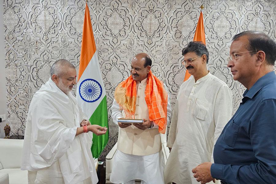 Brahmachari Girish Ji with Shri Ved Prakash Sharma and Shri Navratan Agrawal Ji met Honourable Speaker of Parliament Shri Om Birla Ji. 