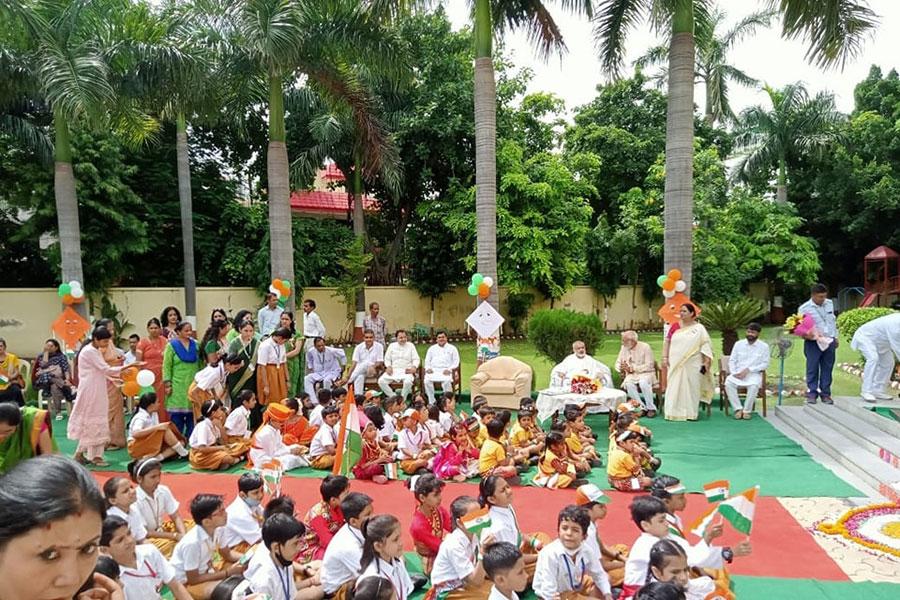 भारत के 75 वें स्वतंत्रता दिवस के अमृत महोत्सव के शुभ अवसर पर ब्रह्मचारी गिरीश जी, अध्यक्ष महर्षि शैक्षणिक संस्थान समूह ने महर्षि विद्या मंदिर नोएडा में ध्वजारोहण किया।