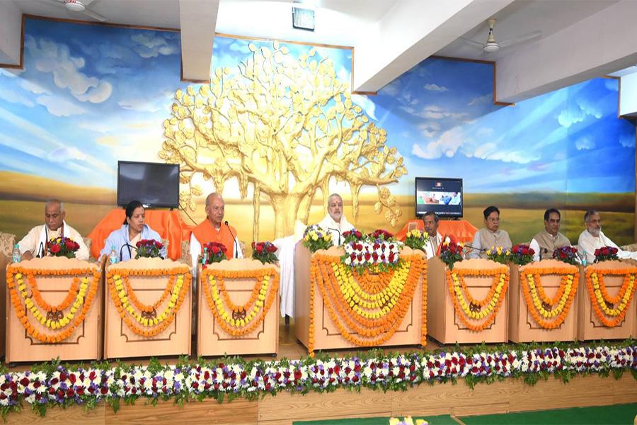 International Meditation Day was celebrated in a dignified function at Maharshi Vidya Mandir Vidyalaya Group's National Camp Office, Bhopal. In the presidential address of this program, Maharshi Vidya Martanda Brahmachari Girish Ji.