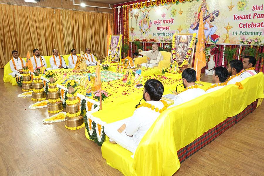 Vasant Panchmi Utsav was arranged with puja of Maha Saraswati at Gurudev Brahmanand Saraswati Ashram Bhopal in divine presence of Brahmachari Girish Ji. All branches of Maharishi Organisation also celebrated Vasant Panchmi.