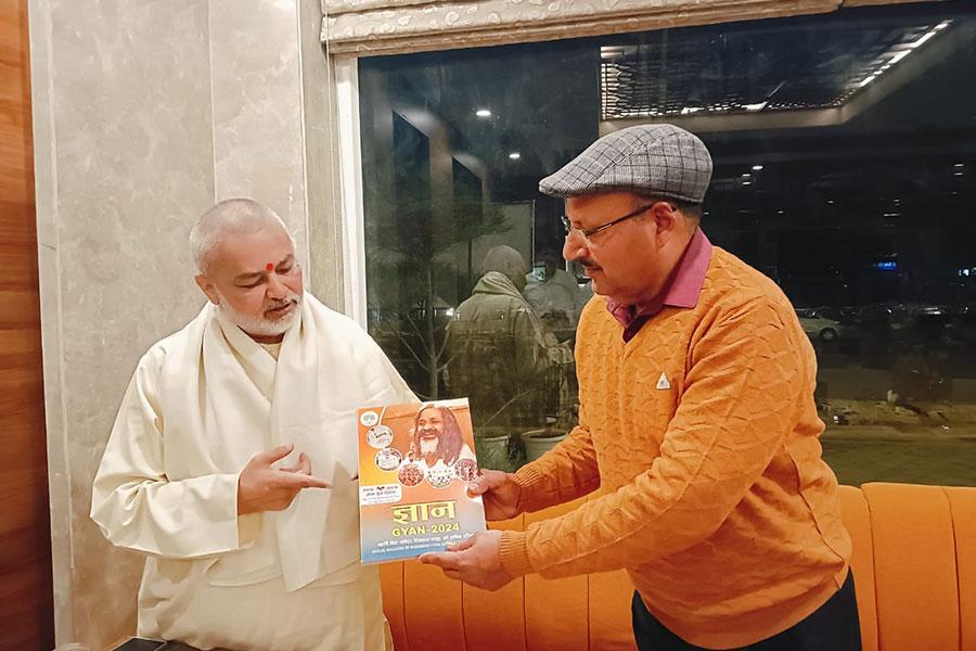 During Kashi visit Brahmachari Girish ji met with Deputy Commissioner of Police, Shri S.K. Tripathi ji, responsible for security of Shri Kashi Vishwanath temple premises and Vishwanath Corridors.  Girish ji Presented annual magazine of Maharishi Organisation Gyan 2024.