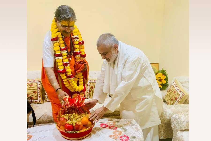 Shrinath Peethadheeshwar Pujya Swami Jitendranath ji Maharaj has arrived at MVM Ratanpur Campus, Bhopal. Brahmachari Girish ji has welcomed Swami ji with garlands, sweets and fruit basket. 
