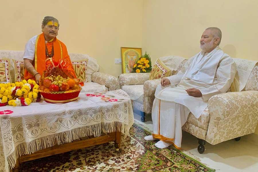 Shrinath Peethadheeshwar Pujya Swami Jitendranath ji Maharaj has arrived at MVM Ratanpur Campus, Bhopal. Brahmachari Girish ji has welcomed Swami ji with garlands, sweets and fruit basket. 
