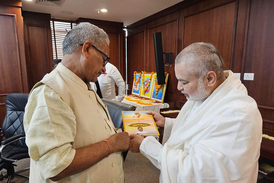 Brahmachari Girish Ji met respected Dr. Krishna Gopal Ji Sah- Sarkaryavahak of RSS in a conference and presented his book . Girish ji also briefed about his life with Maharishi ji and also mentioned about all programmes of Maharishi Organization. 
