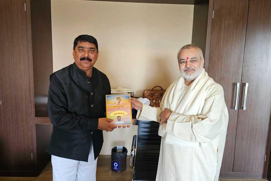 Brahmachari Girish ji met senior professor of Vikram University Ujjain & scientist respected Dr. Pramod Varma ji and presented him book . Both had a very fruitful discussion on present situation and needs of university education.