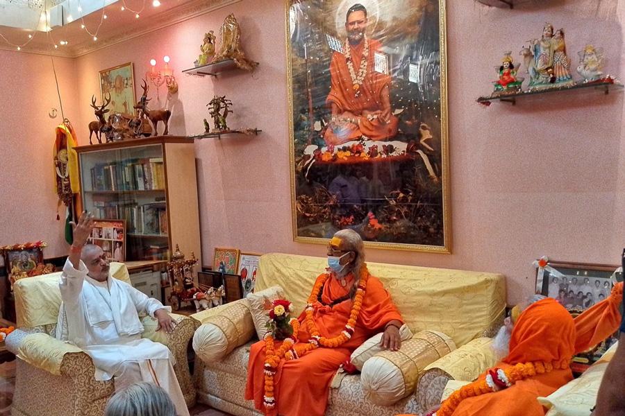 Jagatguru Shankaracharya Jyotishpeethadheeshwar Param Pujya Swami Vasudevanand Saraswati Ji Maharaj has very kindly arrived at Brahmaniwas of Gurudev Brahmanand Saraswati Ashram Bhopal.