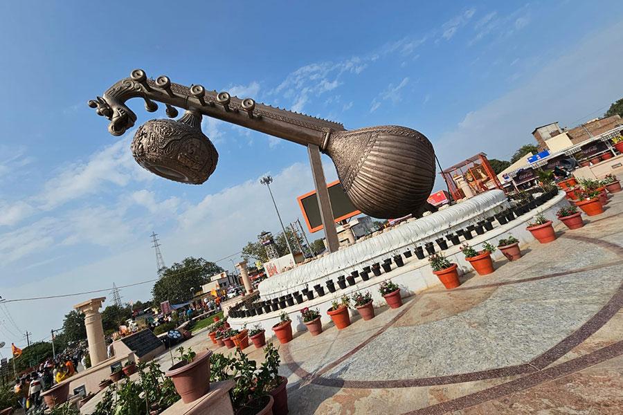 Brahmachari Girish Ji visited Veena Chowk in Ayodhya Ji, built in memory of legend singer Lata Mangeshkar Ji.