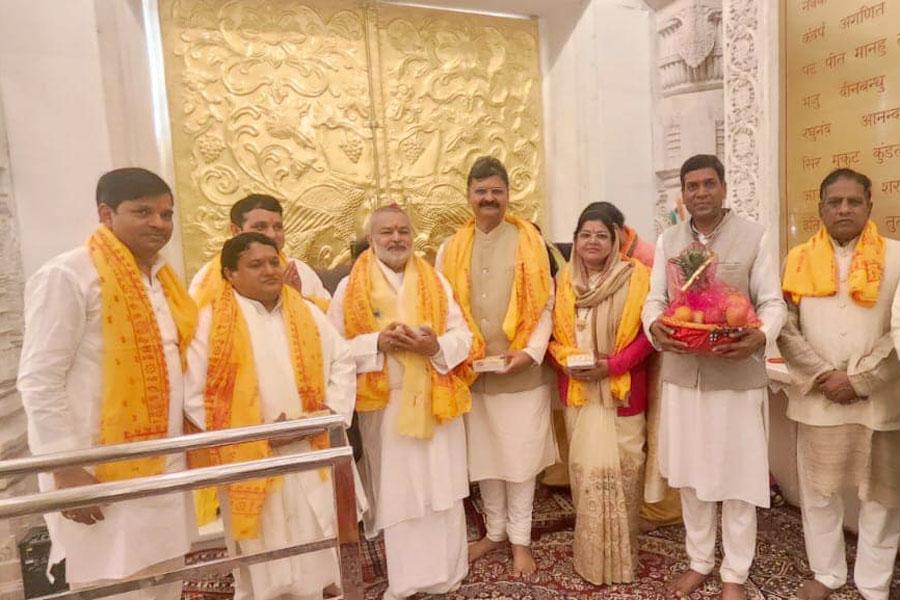 Brahmachari Girish Ji visited Ayodhya ji with Ramdev ji, Ved Prakash Sharma ji, Vandana Sharma ji, Basant Das ji and Ashutosh Rastogi ji and got darshan and blessings of Shri Raamlala ji. Main pujaries have given their blessings in the form of Raamnaami Angvastram and bhog prasadam.