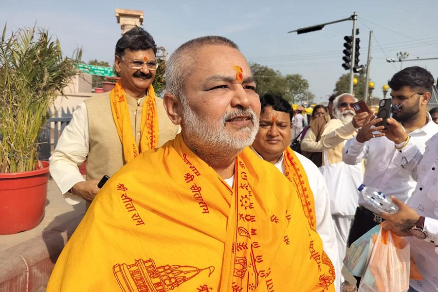 Brahmachari Girish Ji visited Ayodhya ji with Ramdev ji, Ved Prakash Sharma ji, Vandana Sharma ji, Basant Das ji and Ashutosh Rastogi ji and got darshan and blessings of Shri Raamlala ji. Main pujaries have given their blessings in the form of Raamnaami Angvastram and bhog prasadam.