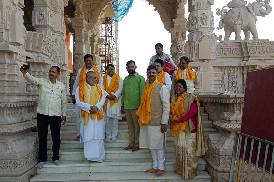 Brahmachari Girish Ji visited Ayodhya ji with Ramdev ji, Ved Prakash Sharma ji, Vandana Sharma ji, Basant Das ji and Ashutosh Rastogi ji and got darshan and blessings of Shri Raamlala ji. Main pujaries have given their blessings in the form of Raamnaami Angvastram and bhog prasadam.