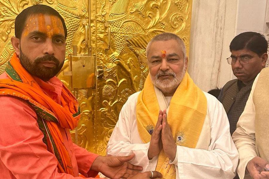 Brahmachari Girish Ji visited Ayodhya ji with Ramdev ji, Ved Prakash Sharma ji, Vandana Sharma ji, Basant Das ji and Ashutosh Rastogi ji and got darshan and blessings of Shri Raamlala ji. Main pujaries have given their blessings in the form of Raamnaami Angvastram and bhog prasadam.