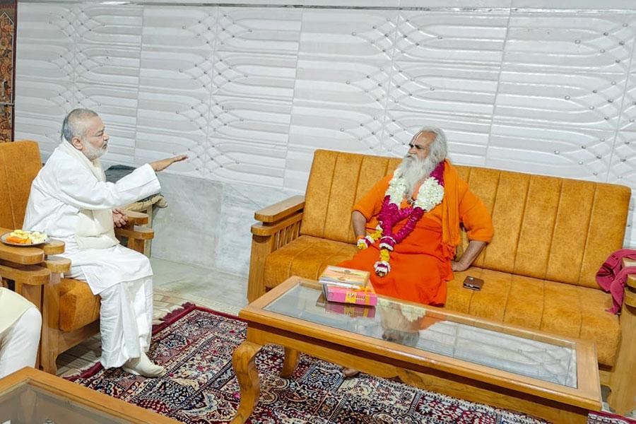 During Ayodhya Ji visit Brahmachari Girish Ji with Maharishi Organisation delegation visited Swami Dr. Ramvilas Vedanti Ji Maharaj, honoured him with garland, shawl, sweets and Shriphal.
