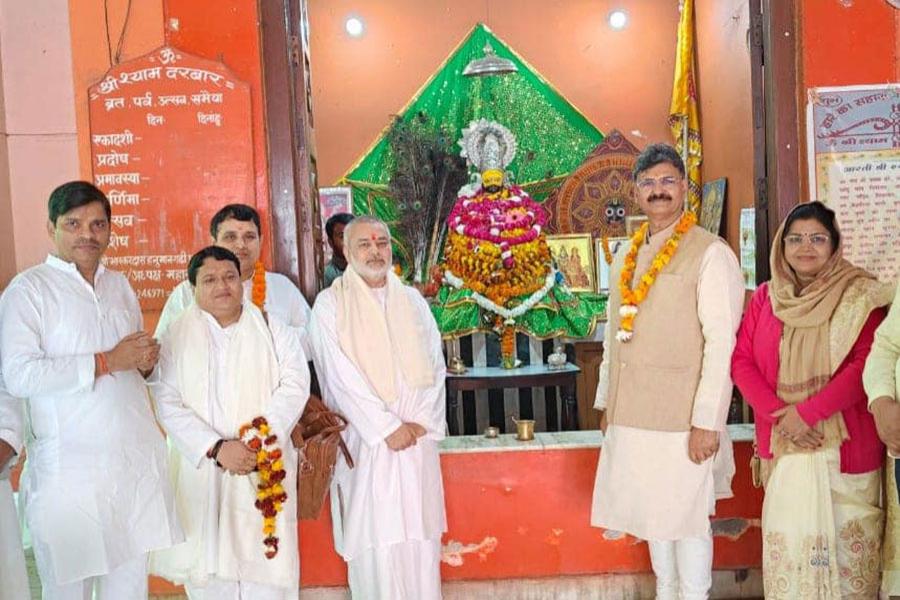 During Ayodhya Ji visit Brahmachari Girish Ji with Maharishi Organisation delegation visited Mahant Swami 1008 Shri Ramdas Ji Maharaj of Shri Hanuman Garhi Naka, honoured him with garland, shawl, sweets and Shriphal.