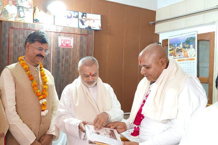 During Ayodhya Ji visit Brahmachari Girish Ji with Maharishi Organisation delegation visited Mahant Swami 1008 Shri Ramdas Ji Maharaj of Shri Hanuman Garhi Naka, honoured him with garland, shawl, sweets and Shriphal.