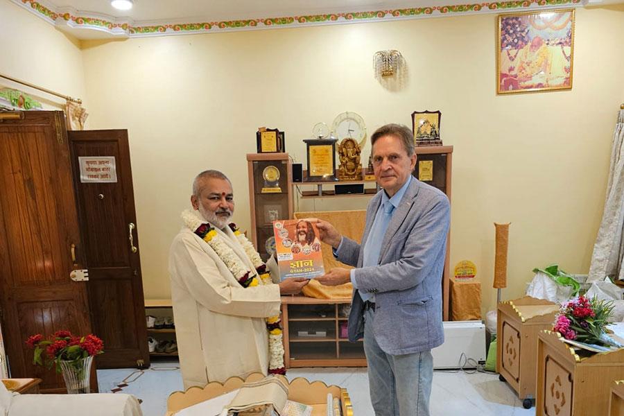 Mr. Gerard Reiter, a senior leader of Maharishi Organisation from Netherlands (Holland) has visited Brahmachari Girish Ji. Brahmachari Girish Ji has welcomed Mr. Reiter with flower bouquet, shawl, Gyan 24 magazine and Maha Herbal Table Calendar of year 2024.