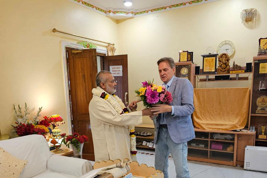 Mr. Gerard Reiter, a senior leader of Maharishi Organisation from Netherlands (Holland) has visited Brahmachari Girish Ji. Brahmachari Girish Ji has welcomed Mr. Reiter with flower bouquet, shawl, Gyan 24 magazine and Maha Herbal Table Calendar of year 2024.