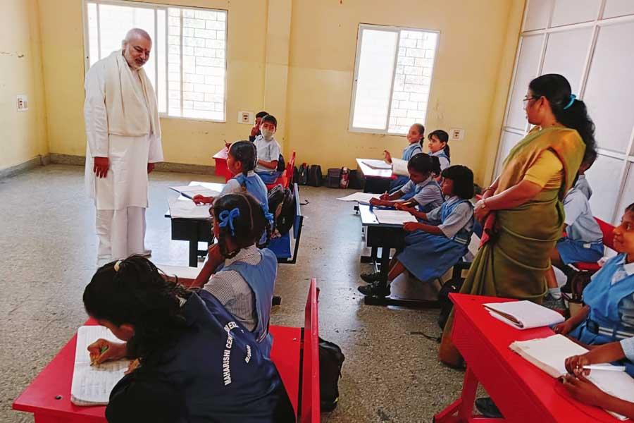 Brahmachari Girish ji visited several classes at Maharishi Centre of Excellence Bengaluru and interacted with teachers and students.