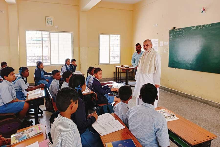 Brahmachari Girish ji visited several classes at Maharishi Centre of Excellence Bengaluru and interacted with teachers and students.