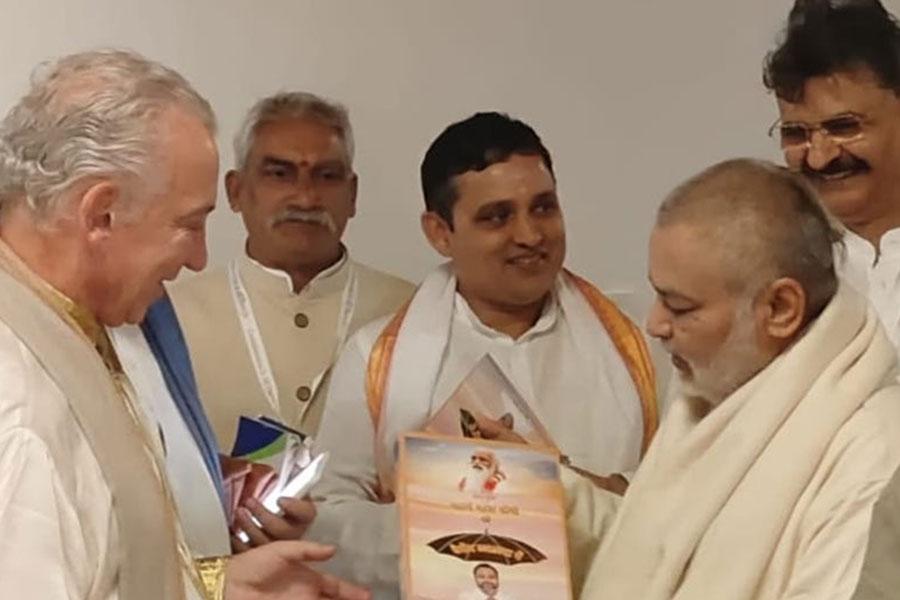 Brahmachari Girish Ji met Dr. Tony Nader (Maharajadhiraj Rajaram Ji) during assembly of 10000 Siddhas at Hyderabad and Brahmachari Ji presented him book.