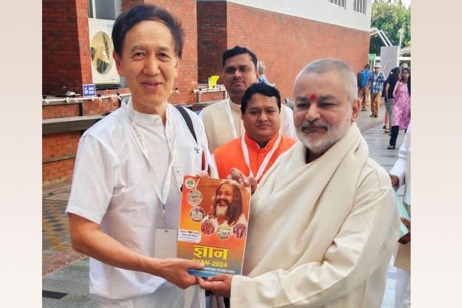 Brahmachari Girish Ji met Dr. Suzuki Sun, Former National Leader and now Raja of Japan of Maharishi Global Country of World Peace and presented annual magazine of Maharishi Organization Gyan 2024 during visit to 10000 Siddha's assembly for World Peace at Hyderabad.