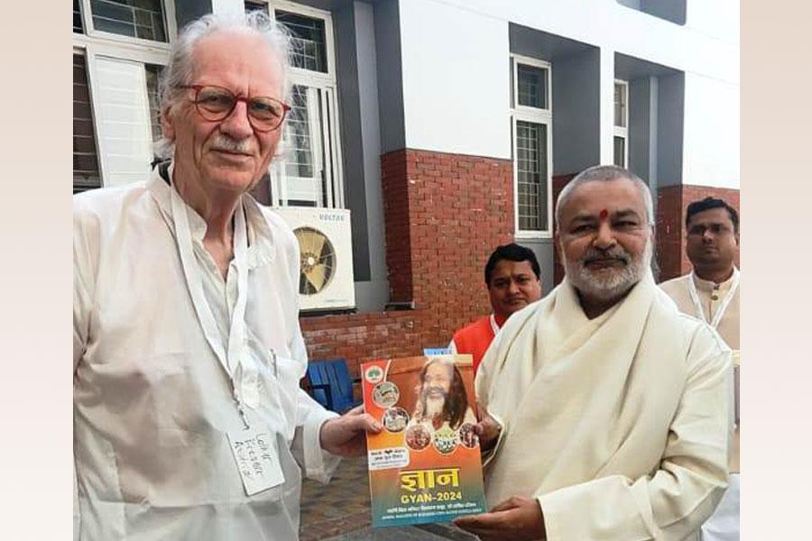 Brahmachari Girish Ji met Dr. Lothar Craner, Former National Leader of Maharishi Organisation at Austria and presented annual magazine of Maharishi Organization Gyan 2024 during visit to 10000 Siddha's assembly for World Peace at Hyderabad.