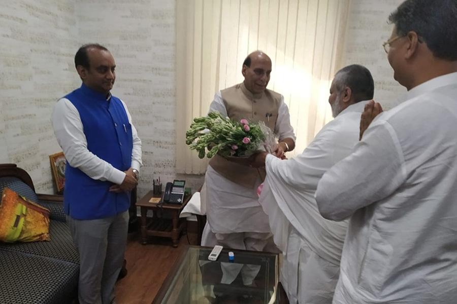 Brahmachari Girish Ji has visited Honourable Shri Rajnath Singh Ji and greeted him for his victory and grand victory of BJP and NDA.