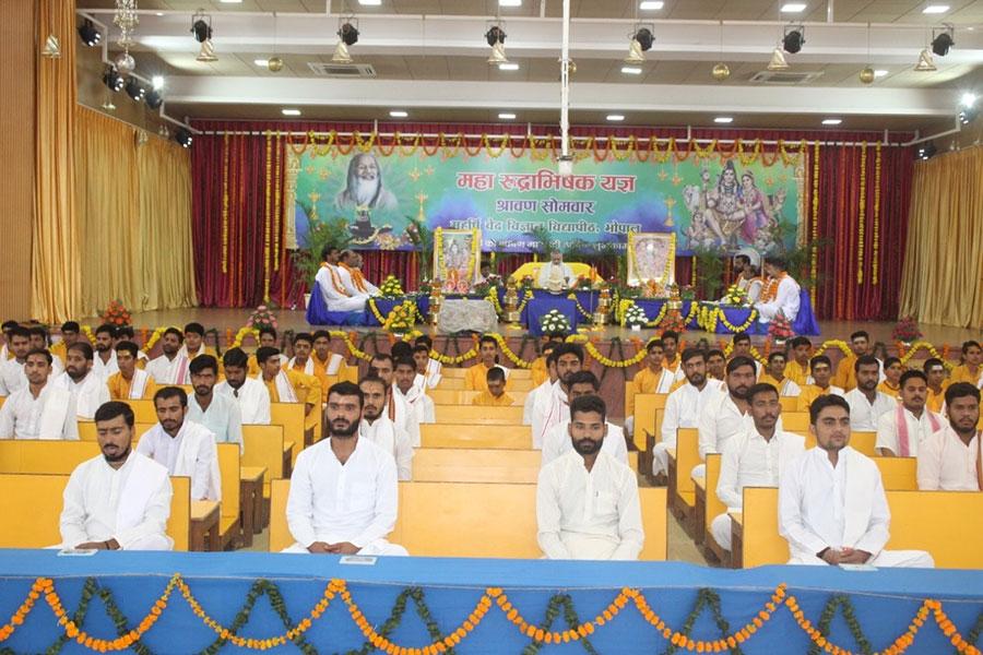 Maharudrabhishek Yagya was performed by Brahmachari Girish Ji with 121 Maharishi Vedic Pundits in Bhopal on second Shravan Somwar today, 25th July 2022.