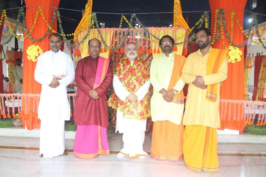 Pujya Brahmachari Girish Ji with Vedic Acharyas on Durga Navami 04 October 2022 at Gurudev Brahmanand Saraswati Ashram Bhopal.
