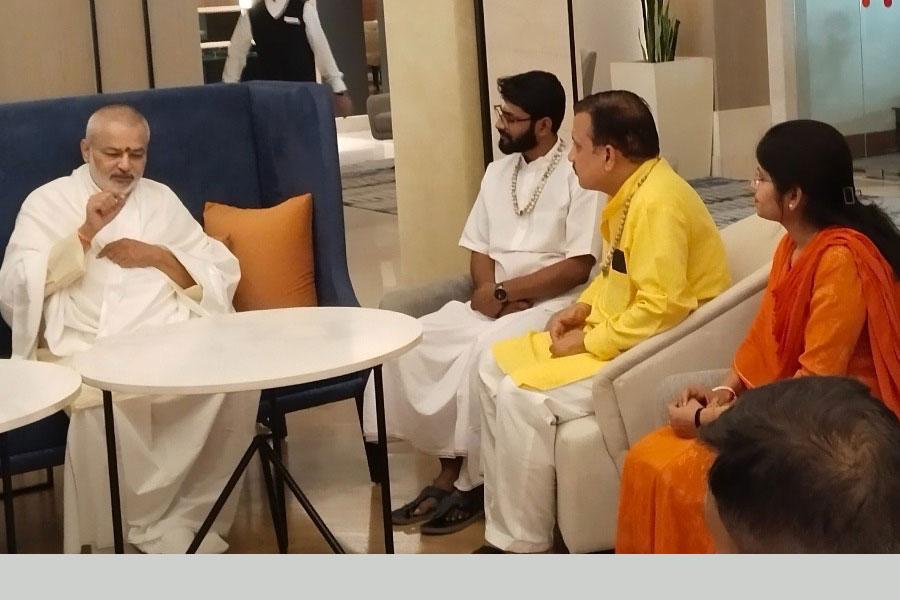 Maharishi Parikrama Group has visited Varanasi for darshan of Bhagwan Kashi Vishwanath Ji and Sankat Mochan Hanuman Ji. Brahmachari Girish Ji has greeted and honoured the group with Rudraksha garland and invited them for lunch. All participants were extremely happy having this big surprise, meeting honourable Chairman at Varanasi.