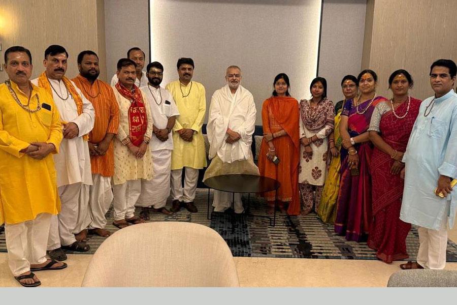 Maharishi Parikrama Group has visited Varanasi for darshan of Bhagwan Kashi Vishwanath Ji and Sankat Mochan Hanuman Ji. Brahmachari Girish Ji has greeted and honoured the group with Rudraksha garland and invited them for lunch. All participants were extremely happy having this big surprise, meeting honourable Chairman at Varanasi.
