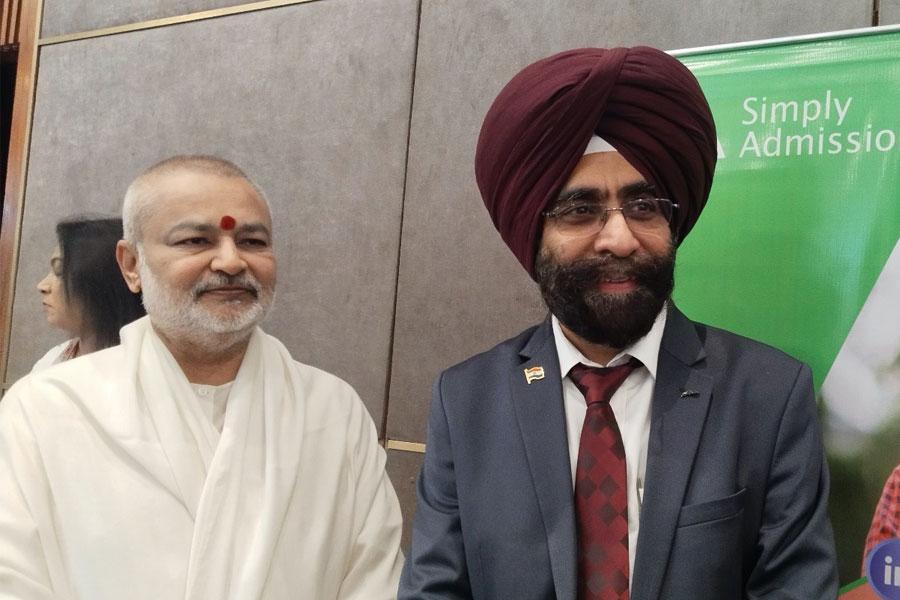 Brahmachari Girish Ji met with honourable Vice Chancellor of Chandigarh University and ex-Chairman of AICTE Prof. Manpreet Singh Manna Ji. Brahmachari Ji has appreciated Prof. Manna for all his achievements in his life and great insight in the field of higher education.