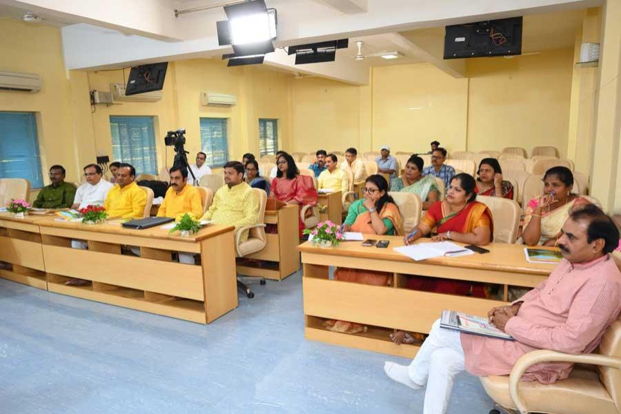 Brahmachari Girish Ji, Chairman of Maharishi Group of Educational Institutions have inaugurated newly appointed Principals orientation programme. Girish Ji has addressed 18 present principals and about 150 teachers participating in Maharishi Consciousness base Education programme course who were also connected via Video conferencing from Noida and Fatehpur.
