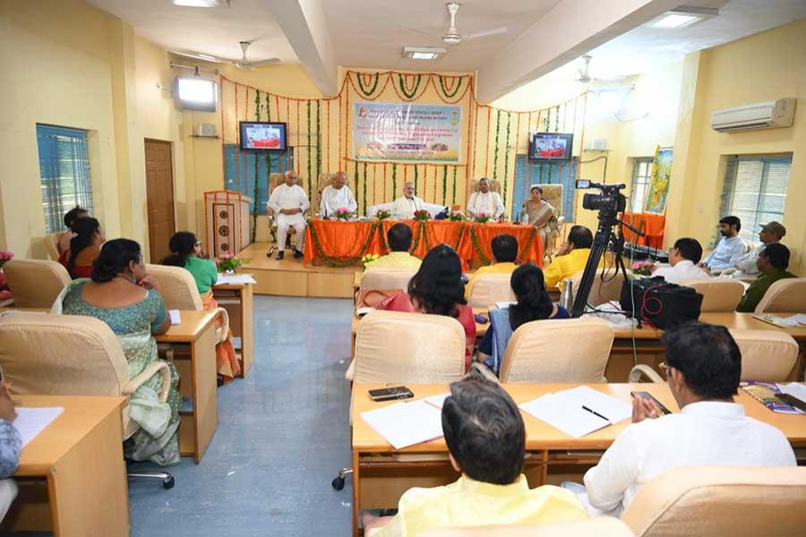 Brahmachari Girish Ji, Chairman of Maharishi Group of Educational Institutions have inaugurated newly appointed Principals orientation programme. Girish Ji has addressed 18 present principals and about 150 teachers participating in Maharishi Consciousness base Education programme course who were also connected via Video conferencing from Noida and Fatehpur.
