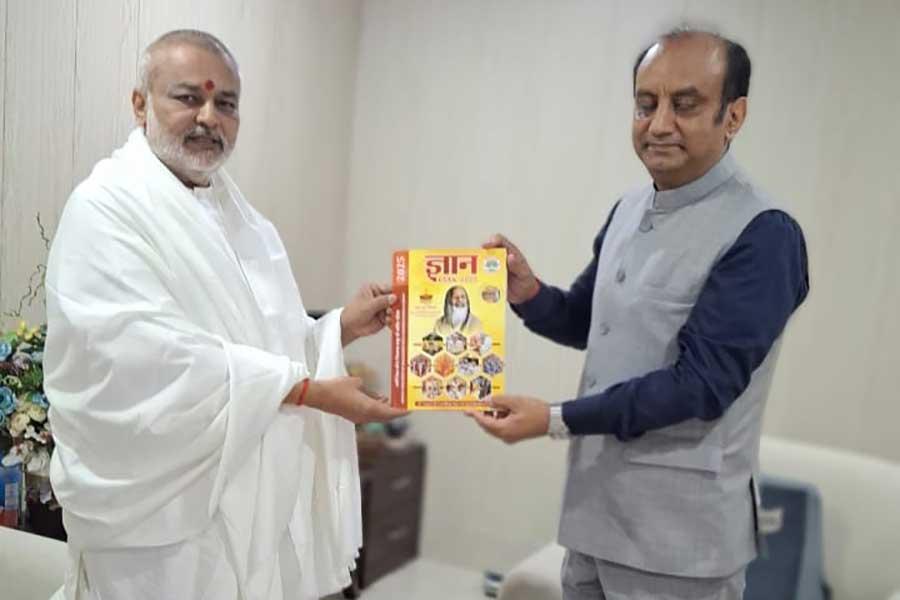 Brahmachari Girish met and greeted honourable Dr. Sudhanshu Trivedi, Rajya Sabha MP and national Spoke Person of BJP. Shri Ved Prakash Sharma, Dr. Shrikant Agasty and Shri Ramdev Dube accompanied Brahmachari ji.