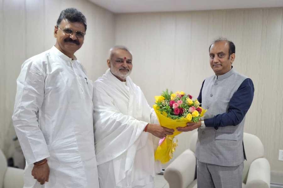 Brahmachari Girish met and greeted honourable Dr. Sudhanshu Trivedi, Rajya Sabha MP and national Spoke Person of BJP. Shri Ved Prakash Sharma, Dr. Shrikant Agasty and Shri Ramdev Dube accompanied Brahmachari ji.