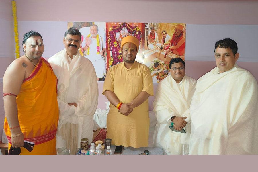 On behalf of Brahmachari Girish Ji, Maharishi Organisation, Shri Ved Prakash Sharma, Shri Ramdev Dube and Shri Basant Das  met Shri Arpitdas Ji Maharaj, Mahant of Shri Hanumangadhi temple, Jhansi and invited him to attend conference.