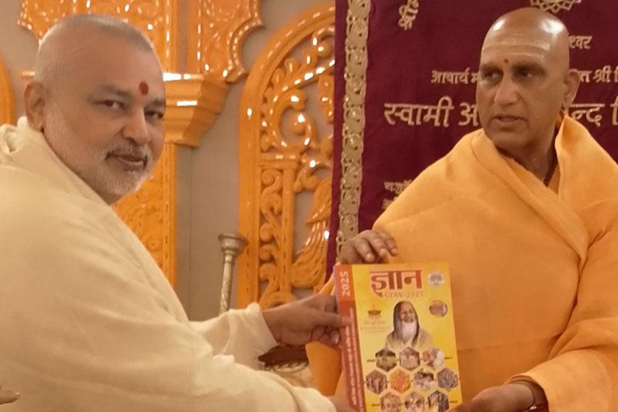 Brahmachari Girish Ji with Acharya Basant Das, Shri Ved Prakash Sharma and Shri Ramdev Dubey met Junapeethadheeshwar Acharya Mahamandleshwar His Holiness Swami Awdheshnand Giri ji Maharaj.	