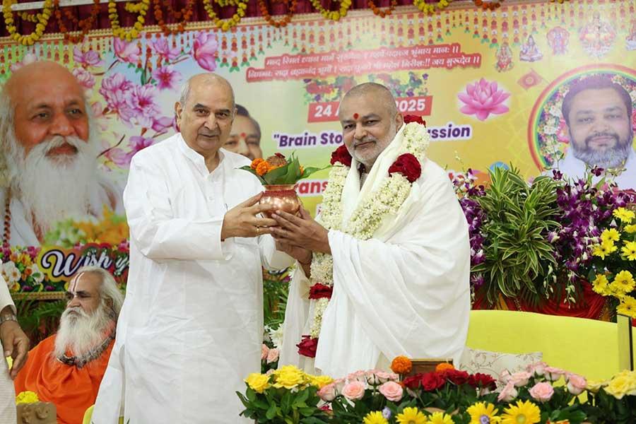 महर्षि शैक्षणिक संस्थान समूह के अध्यक्ष वेद विद्या मार्तंड ब्रह्मचारी गिरीश जी ने दो दिवसीय कार्यक्रम का शुभारंभ 