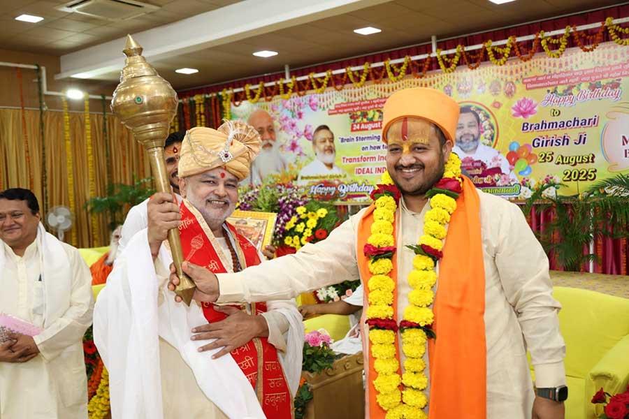 महर्षि शैक्षणिक संस्थान समूह के अध्यक्ष वेद विद्या मार्तंड ब्रह्मचारी गिरीश जी ने दो दिवसीय कार्यक्रम का शुभारंभ 