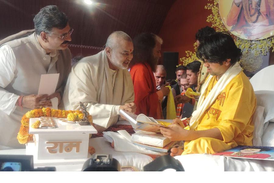 Brahmachari Girish Ji attended one of the session of Shri Hanuman Katha organised by Pujya Swami Chidanand Saraswati Ji Maharaj of Parmarth Niketan, Rishikesh. Shri Dheerendra Shastri Ji of Bageshwar Dham was the Katha Vyas.