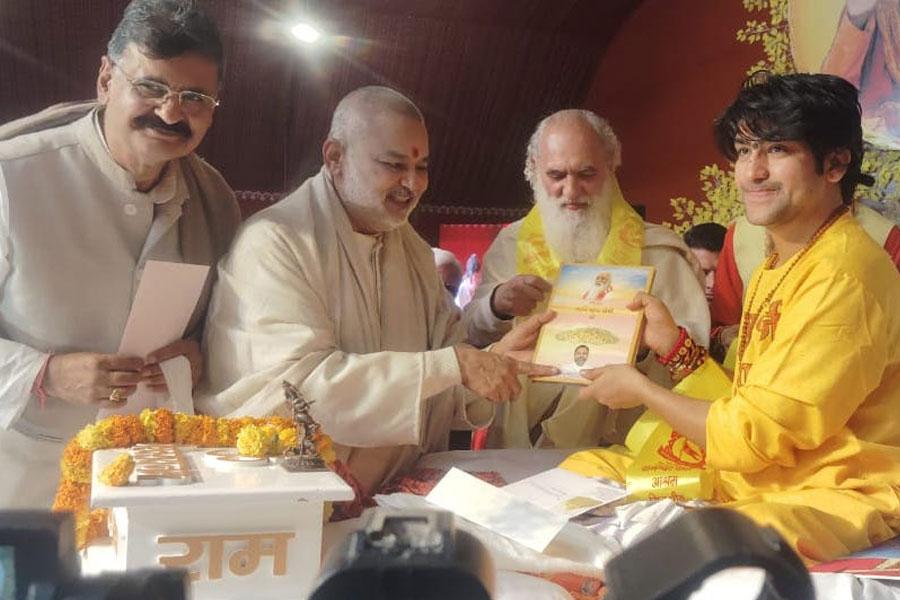 Brahmachari Girish Ji attended one of the session of Shri Hanuman Katha organised by Pujya Swami Chidanand Saraswati Ji Maharaj of Parmarth Niketan, Rishikesh. Shri Dheerendra Shastri Ji of Bageshwar Dham was the Katha Vyas.