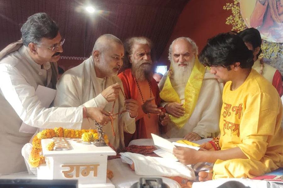 Brahmachari Girish Ji attended one of the session of Shri Hanuman Katha organised by Pujya Swami Chidanand Saraswati Ji Maharaj of Parmarth Niketan, Rishikesh. Shri Dheerendra Shastri Ji of Bageshwar Dham was the Katha Vyas.