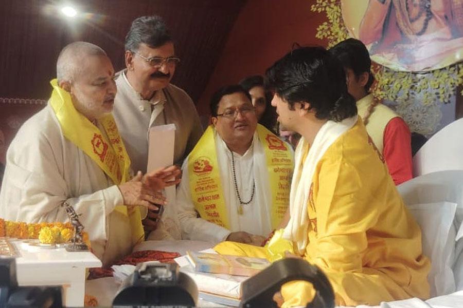 Brahmachari Girish Ji attended one of the session of Shri Hanuman Katha organised by Pujya Swami Chidanand Saraswati Ji Maharaj of Parmarth Niketan, Rishikesh. Shri Dheerendra Shastri Ji of Bageshwar Dham was the Katha Vyas.