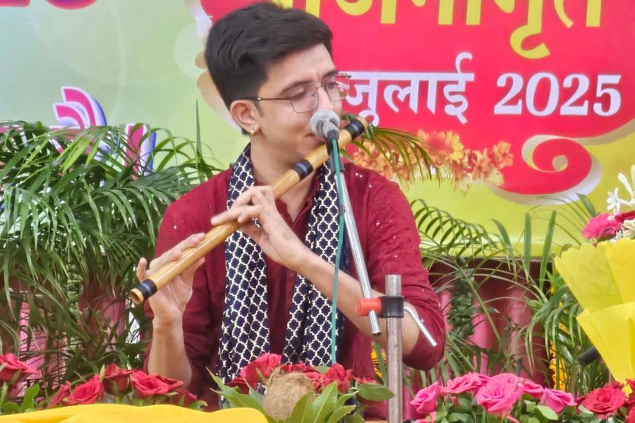 महर्षि महेश योगी संस्थान में द्विदिवसीय श्री गुरु पूर्णिमा महोत्सव का आयोजन दिनांक 09 एवं 10 जुलाई 2025. प्रथम दिवस 9 जुलाई की दोपहर में मुंबई की प्रसिद्ध भारतीय शास्त्रीय संगीत और भजन गायिका सुश्री अत्री कोटल के द्वारा मधुर वाणी में भजनों की प्रस्तुति की गयी।