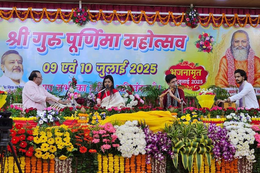 महर्षि महेश योगी संस्थान में द्विदिवसीय श्री गुरु पूर्णिमा महोत्सव का आयोजन दिनांक 09 एवं 10 जुलाई 2025. प्रथम दिवस 9 जुलाई की दोपहर में मुंबई की प्रसिद्ध भारतीय शास्त्रीय संगीत और भजन गायिका सुश्री अत्री कोटल के द्वारा मधुर वाणी में भजनों की प्रस्तुति की गयी।